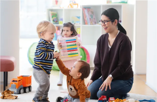 Mãe brincando com filhos