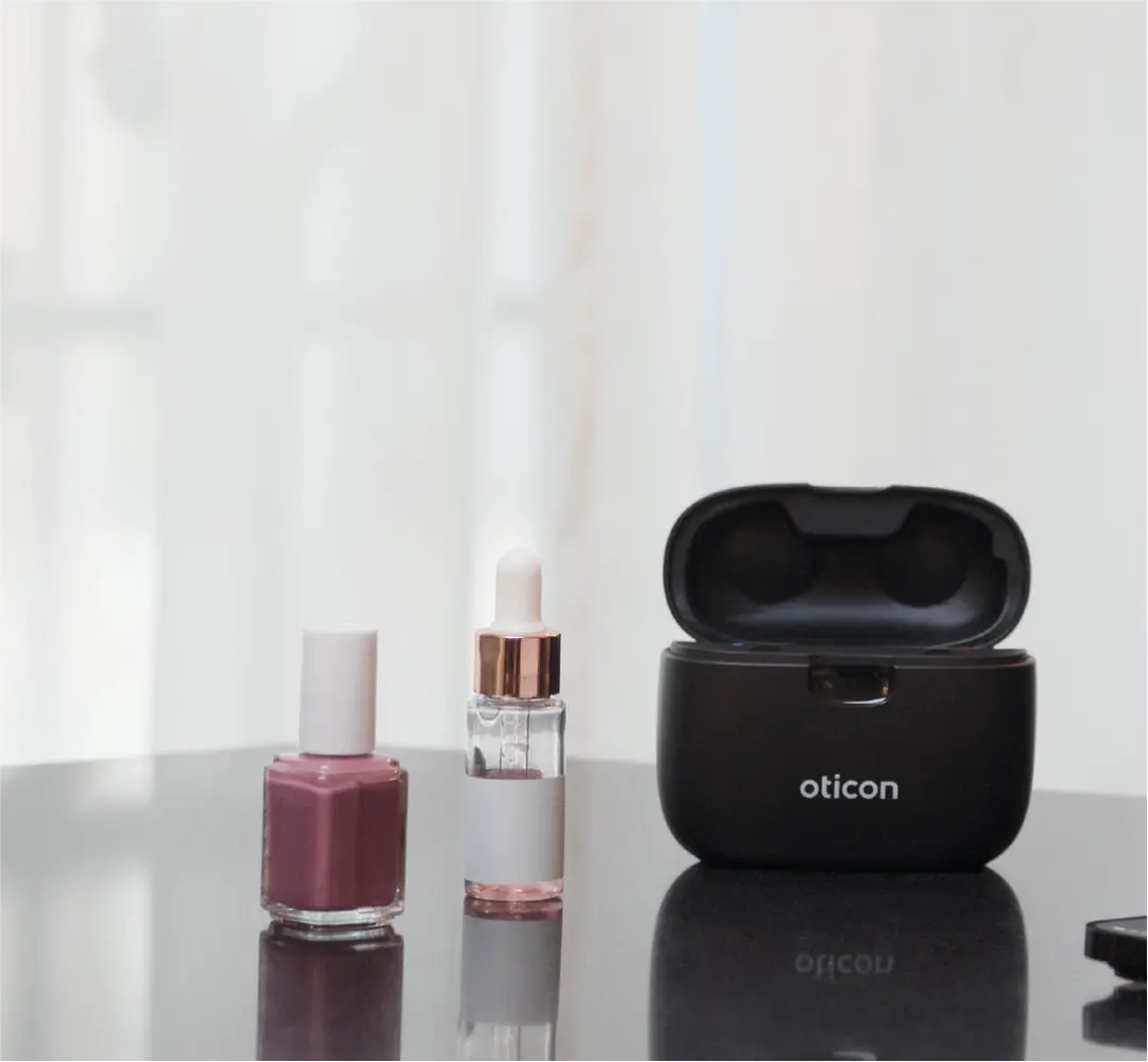 Mão em video chamada com filho