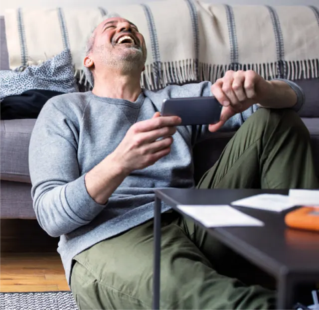 Homem sorrindo para o celular
