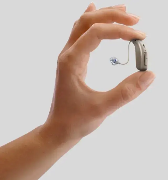 Mão segurando Oticon Ruby