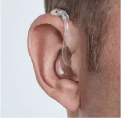 Homem usando Oticon Xceed