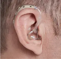 Homem usando Oticon Xceed