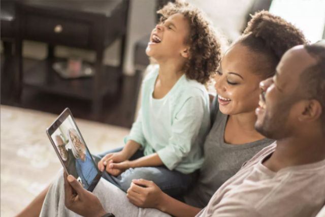 Familia em chamada de video