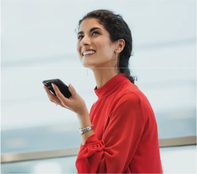 Mulher com smartphone e sorrindo